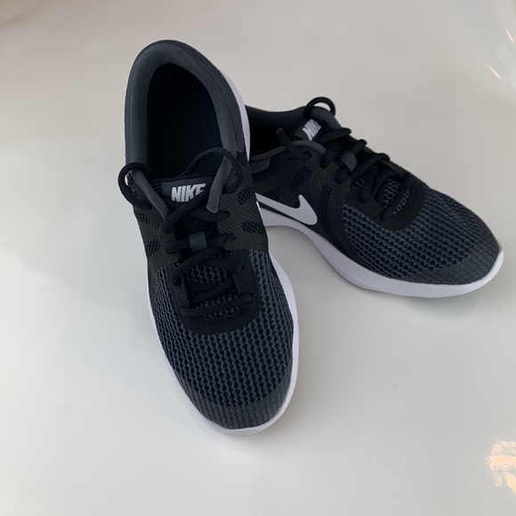 NWT! Nike  Revolution 4 (WIDE) GS 6 Youth - Picture 6 of 11